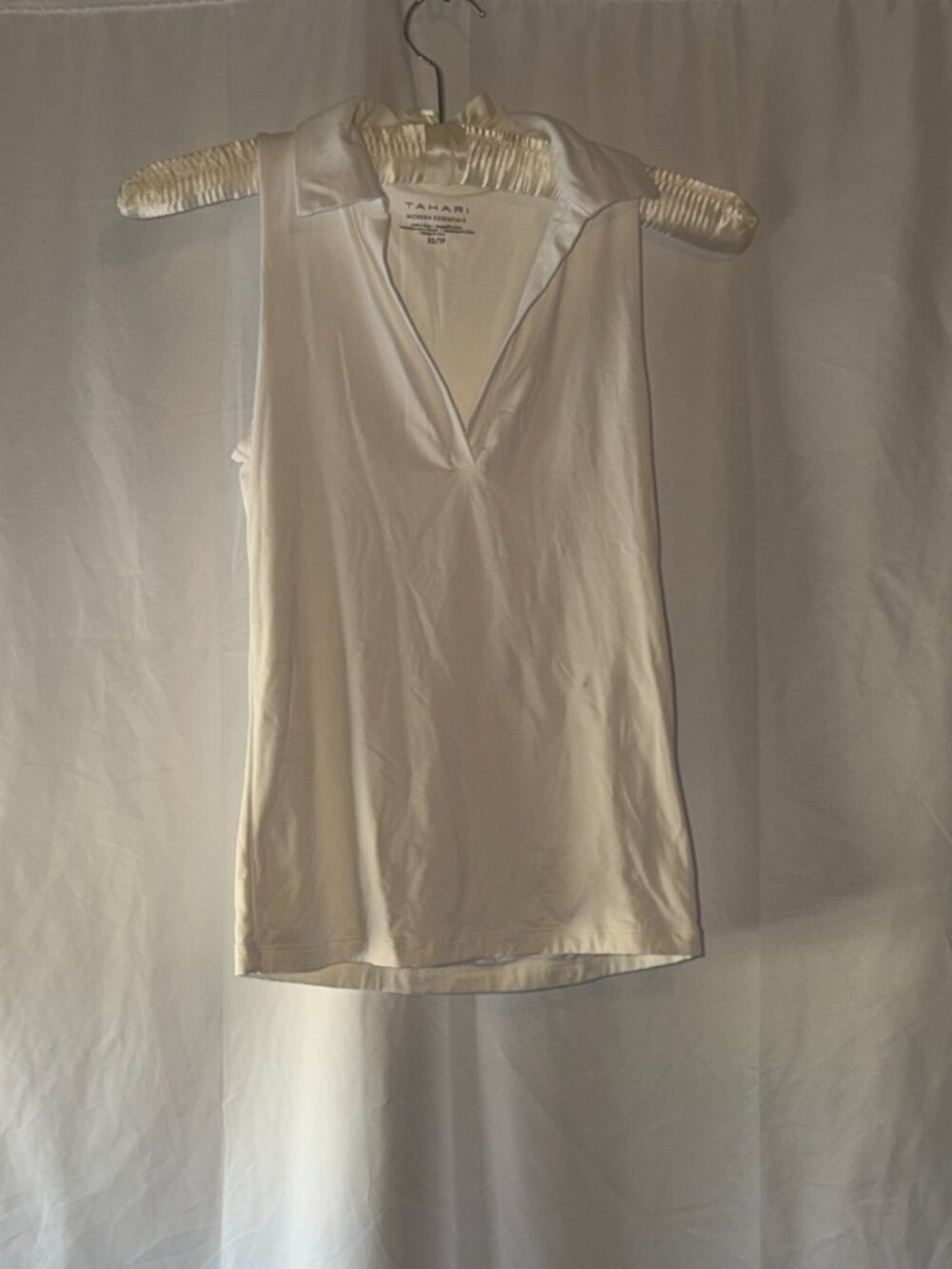 Tahari White Collared sleeveless top